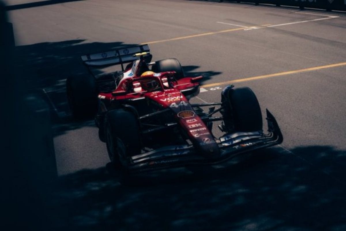 A Forma-1 történetének egyik legmeghökkentőbb döntése: Hamilton háromhelyes rajtbüntetése Verstappen incidens miatt