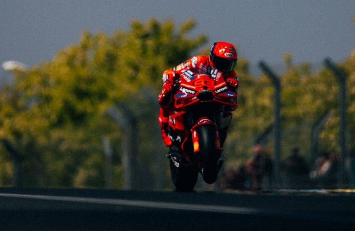 Márquez lenyomta a gázt: Vezeti a mezőnyt a MotoGP péntekje Le Mans-ban