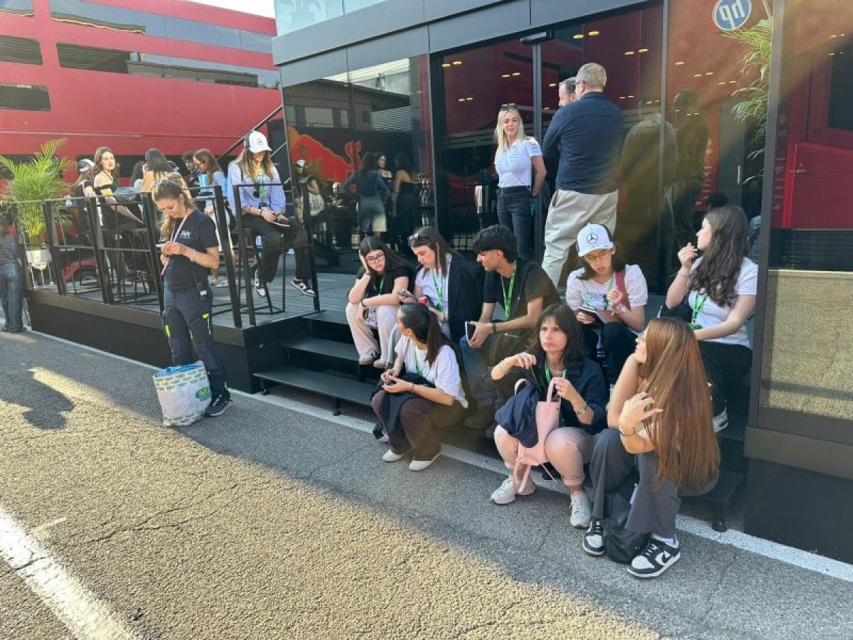 Antonelli meghívásával az imolai F1-es paddockba – A tökéletes nap a tanárok nélkül.