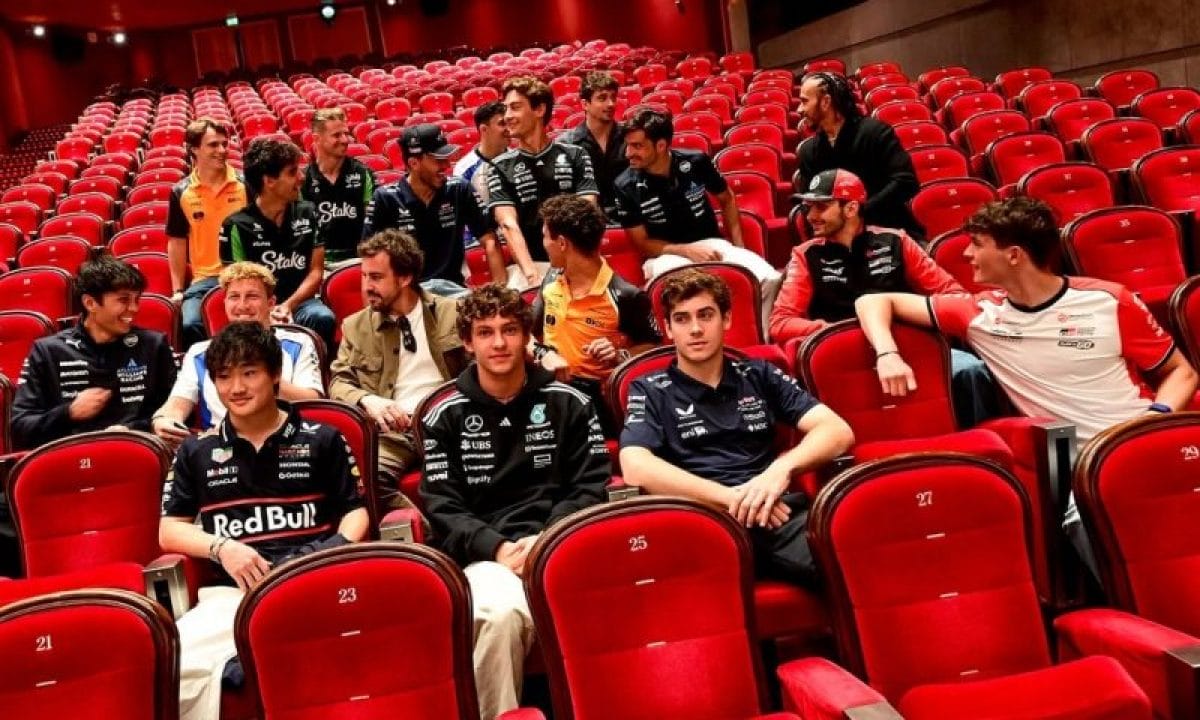 Privát vetítésen nézte meg a mezőny az F1 című filmet – Verstappen inkább streamelt…