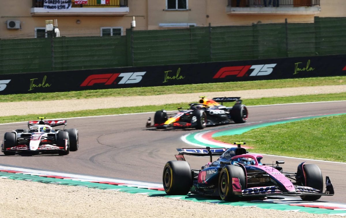 A pilóták zaklatása: álhírek közleménycunamijában elémászó láthatatlan árnyak