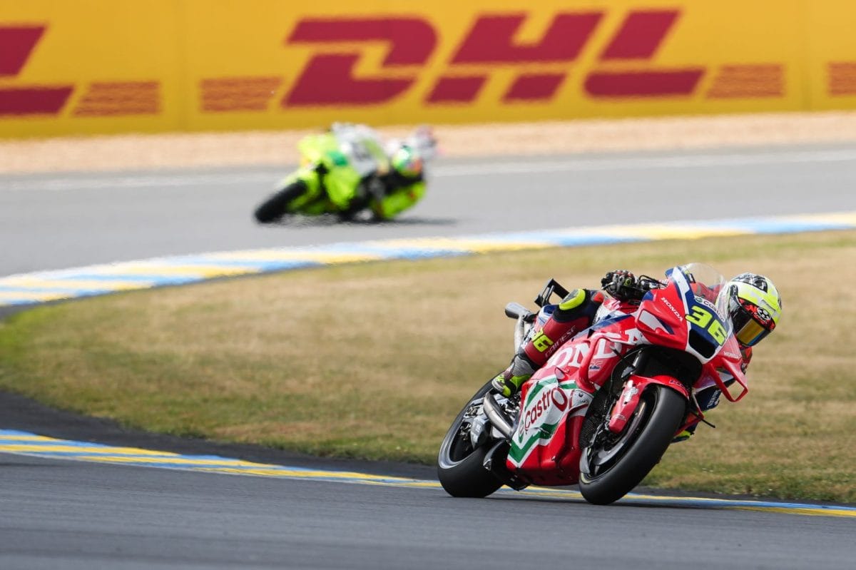 Kitartás és szolidaritás a nehéz időkben: egy sportoló felkészülése és egy barát segítsége