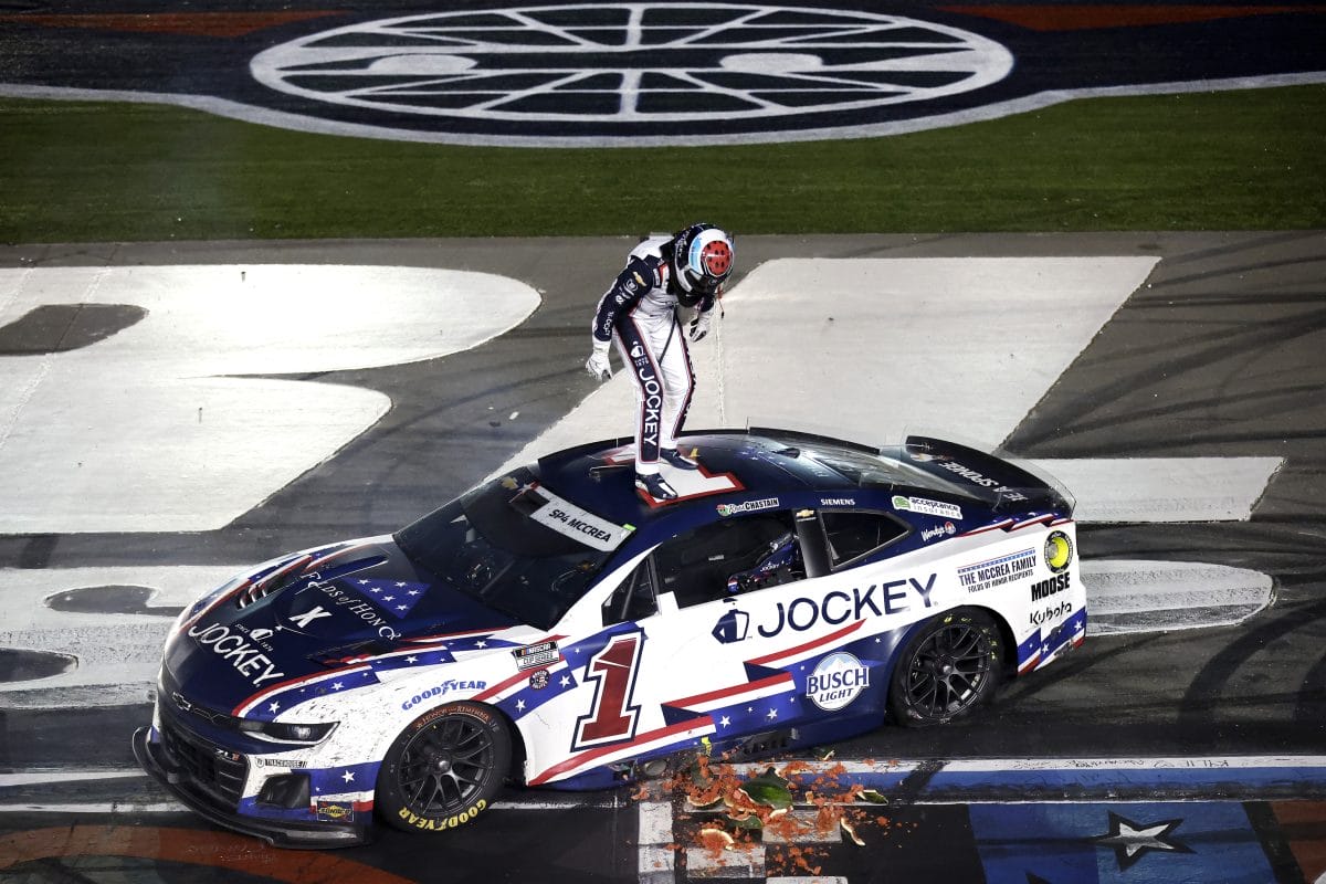 Bizarr: Egy rajongó lelopta Ross Chastain fejéről a győztes sapkát –