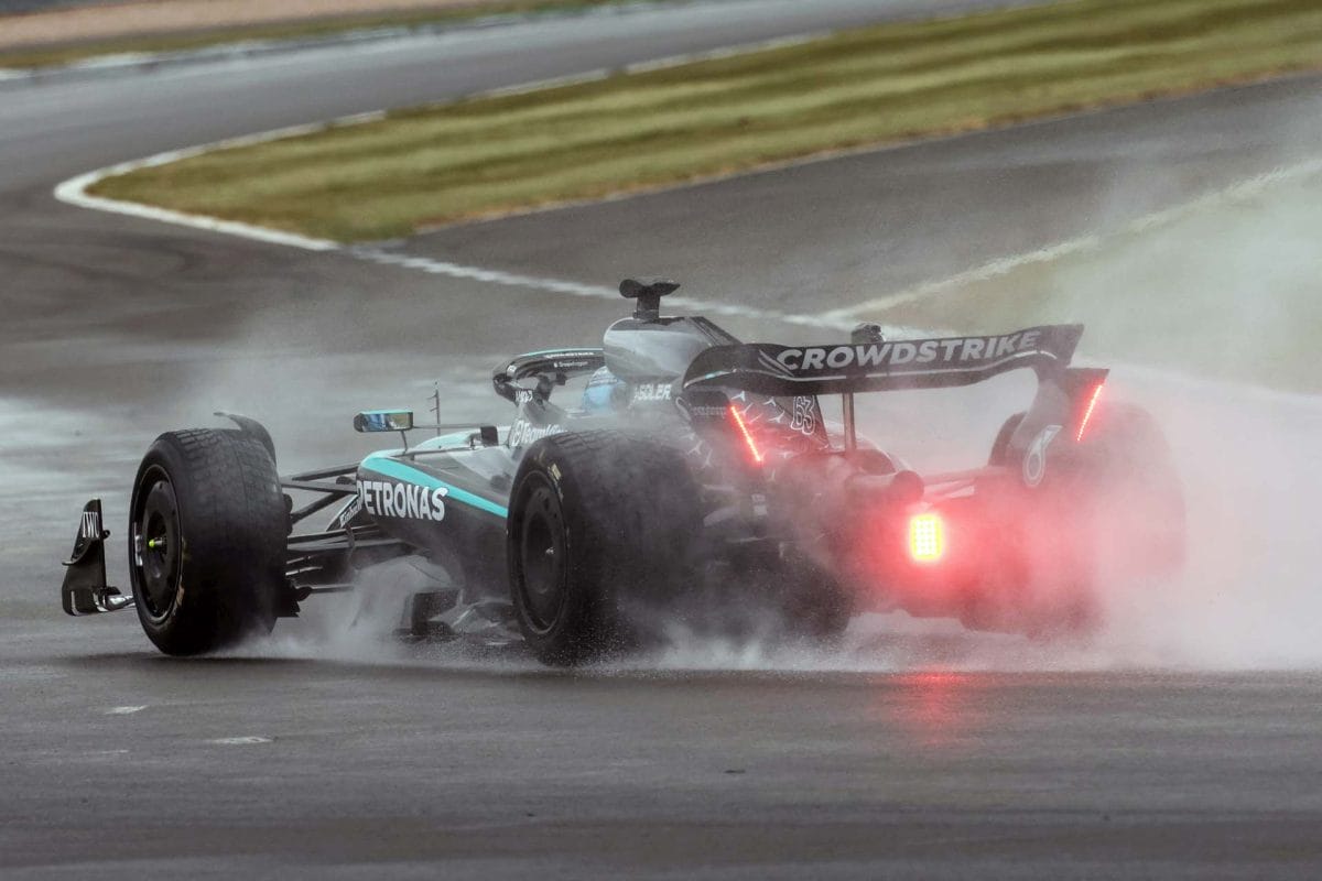 Versenyhelyzetben bizonyítottak: Mercedes és McLaren esőben és pályán!