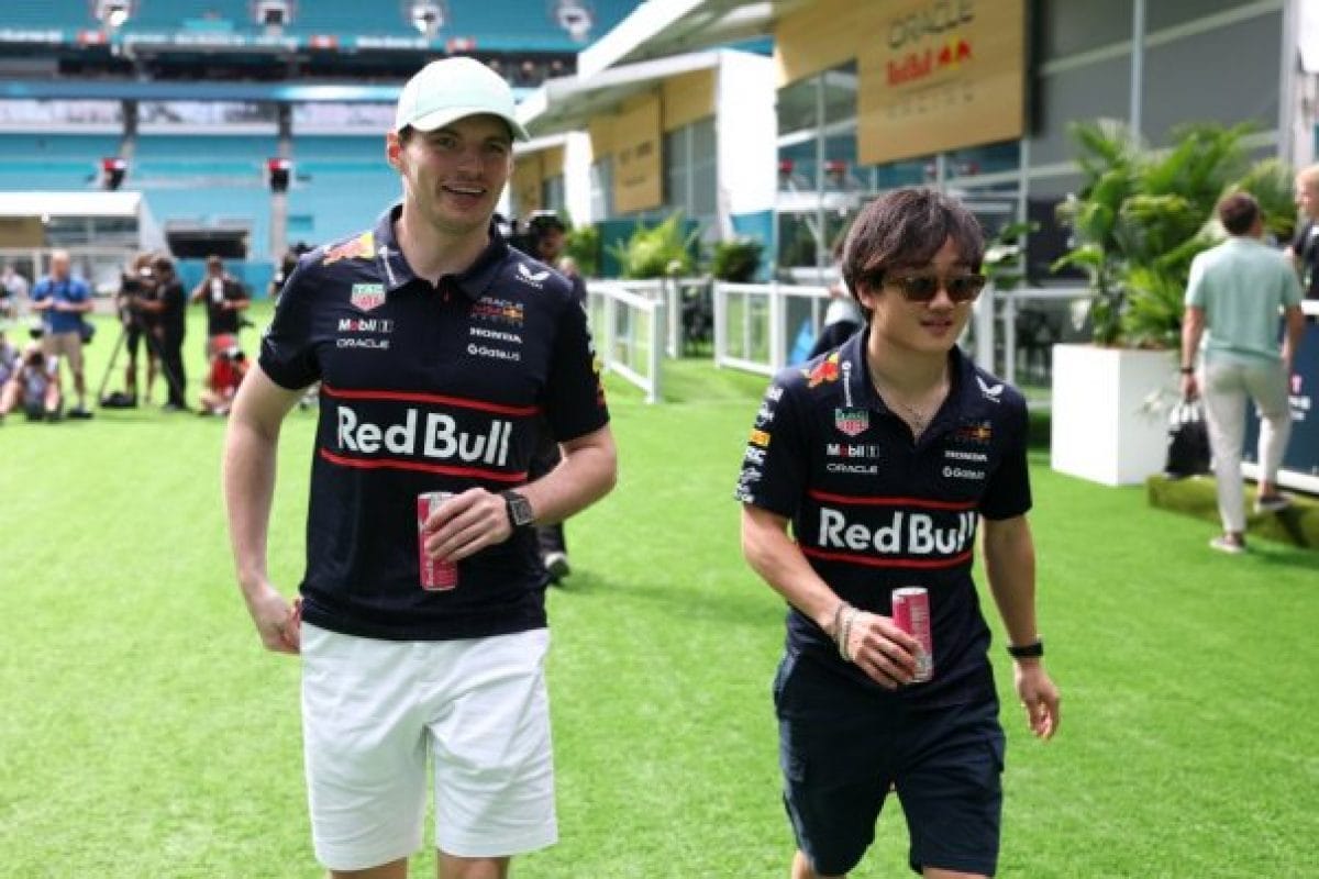 Tsunoda magabiztosan encserből Verstappen ellen