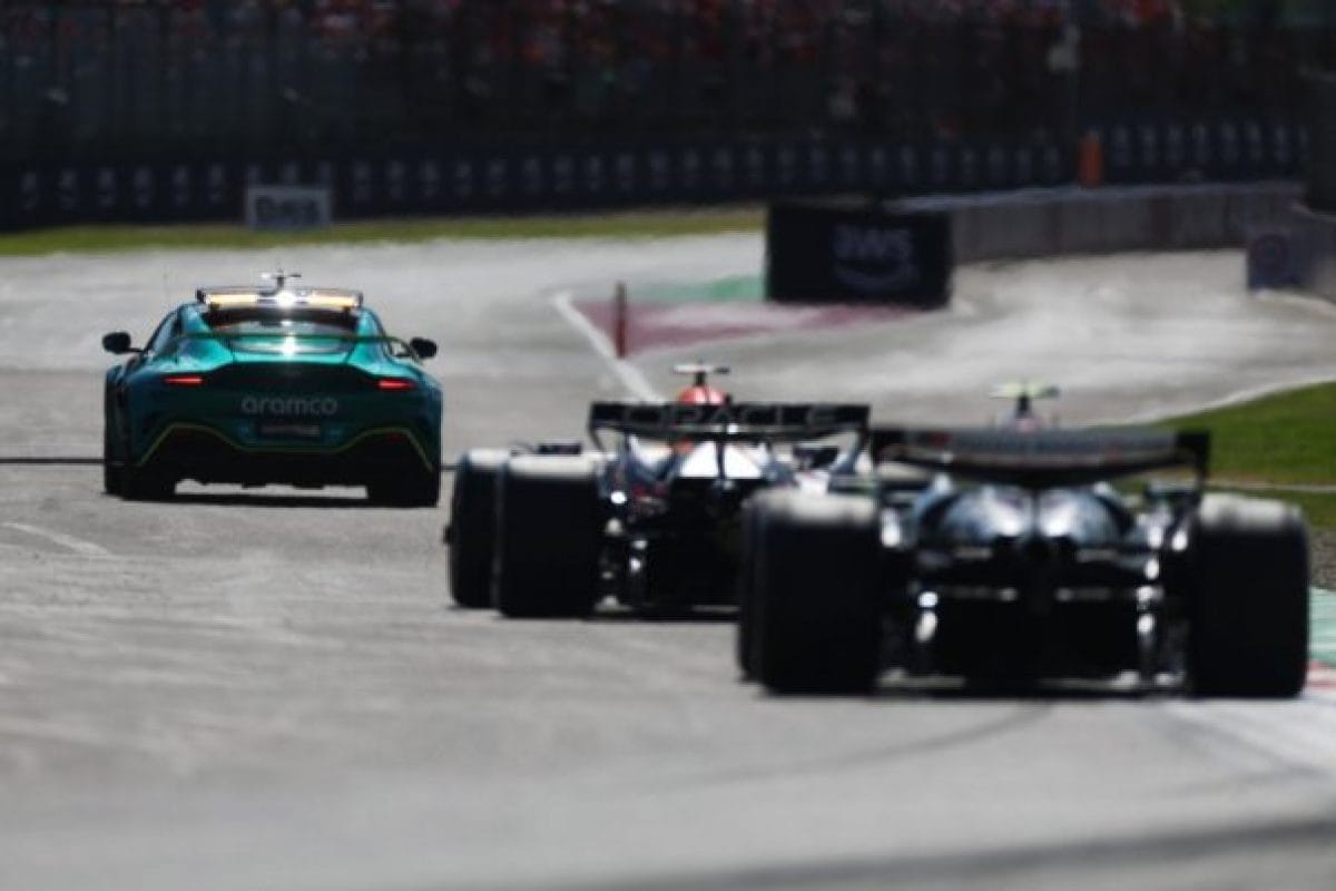 Miért kellett behozni a safety cart Antonelli leállása miatt?