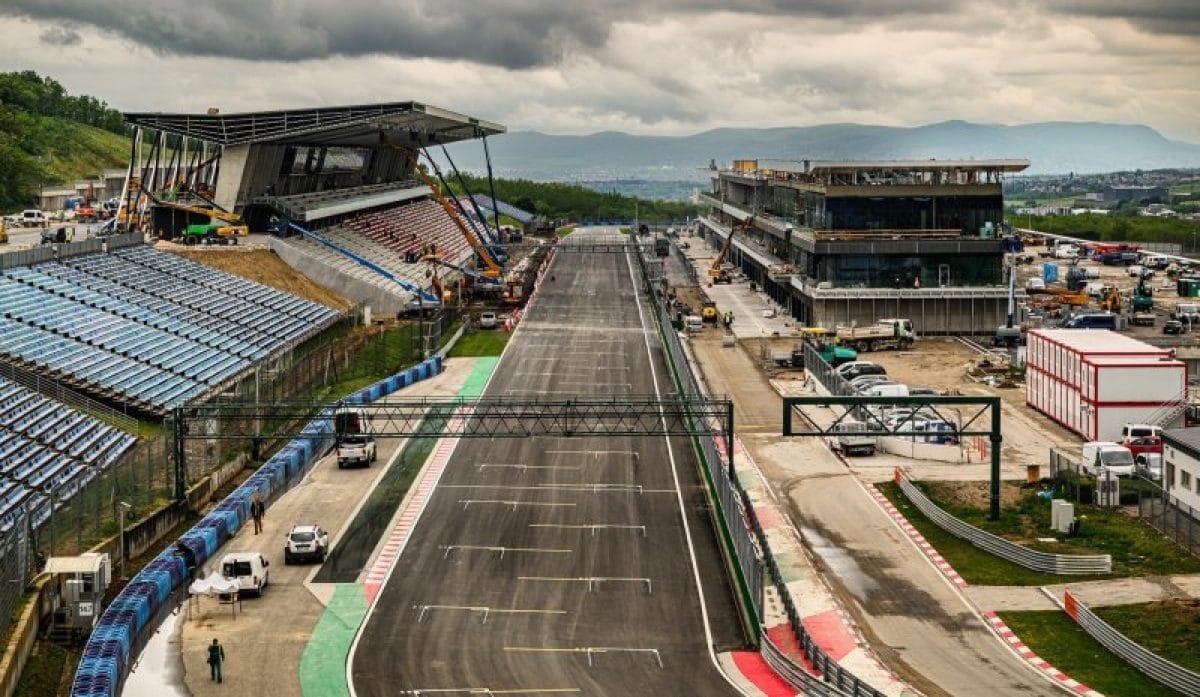 A veszélyes helyzet címe: „Veszélyes helyzet a Hungaroring célegyenesén: Lekerült a védőborítás