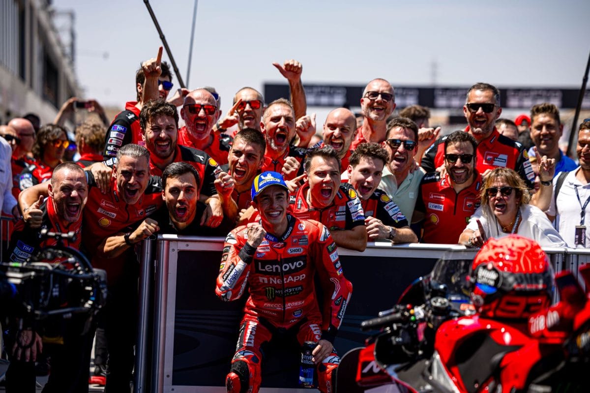 A humoristává vált versenyző: Marc Márquez csínytevése a főnökével