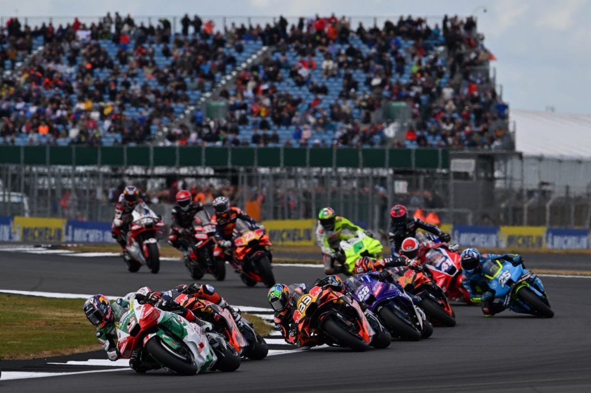 A MotoGP kulisszái: A versenysorozat izgalmai és kulisszatitkai