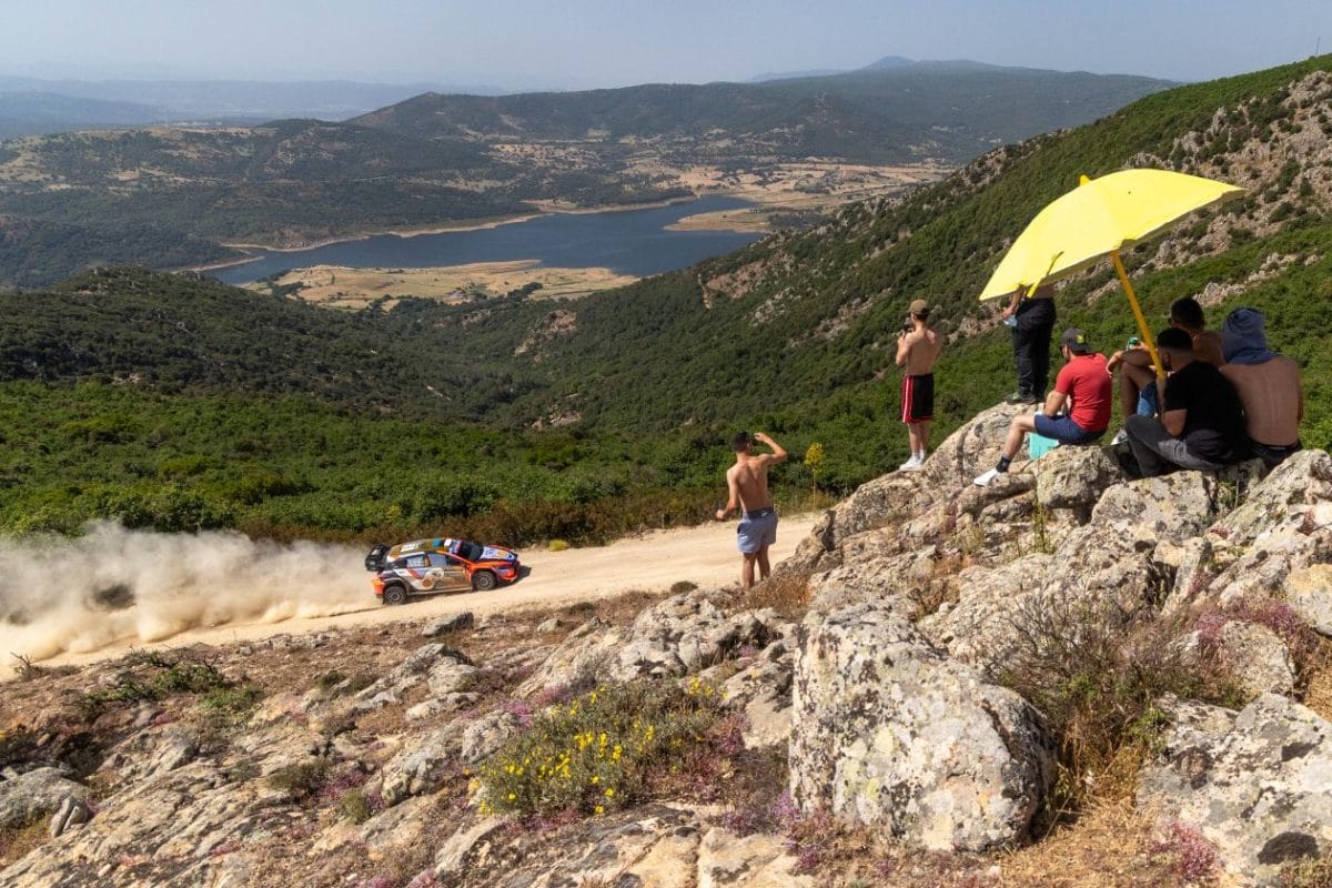 Tanak támad, a Toyotát is elérték a problémák, Fourmaux borult Szardínián