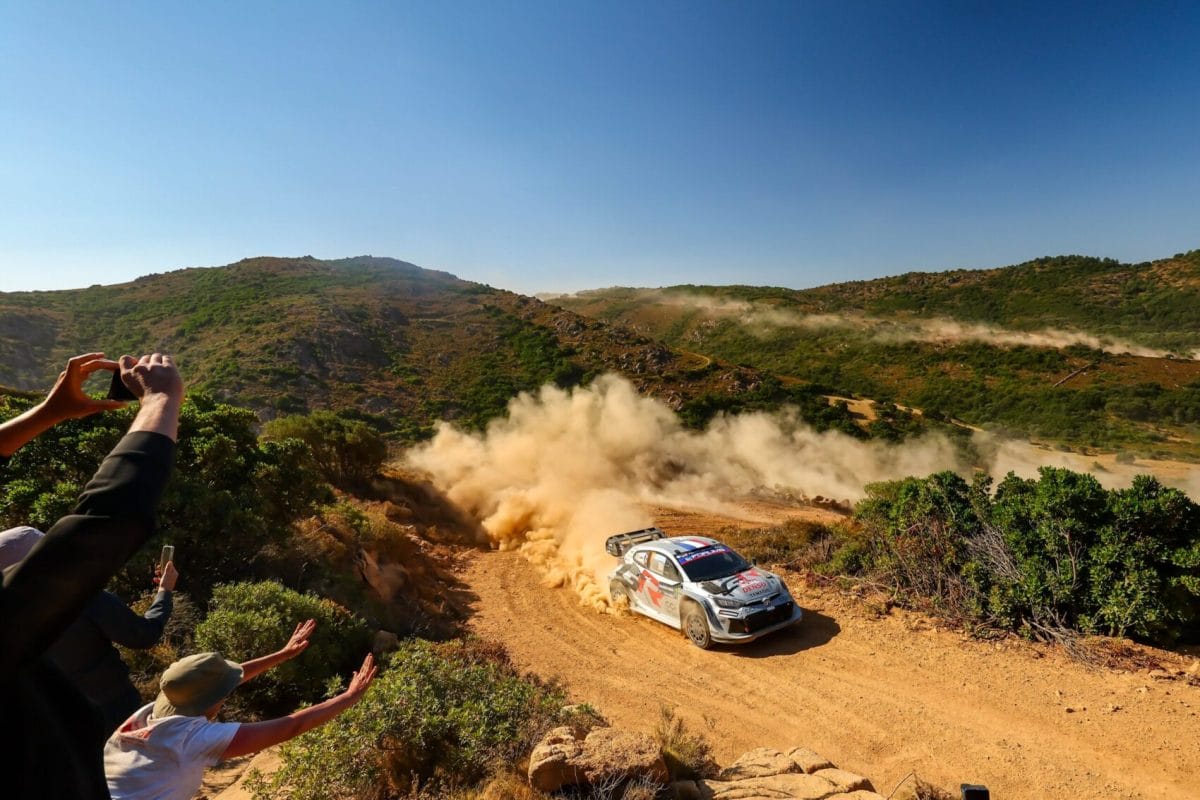Ogier kegyetlenül közel a győzelemhez Szardínián: drámai pillanatok a Rally2-es mezőnyben
