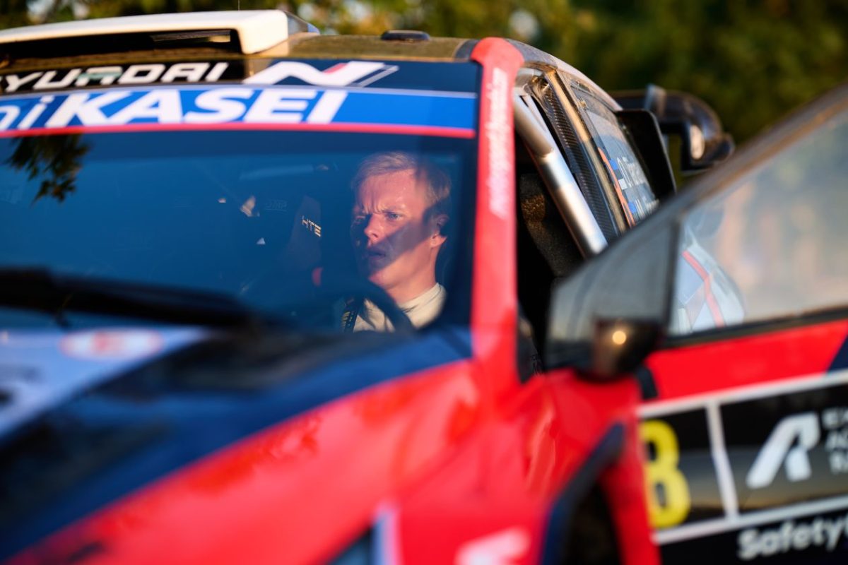 Tanak dominál a szakaszokban, Neuville küzd a defektekkel az Akropolisz Rallyn