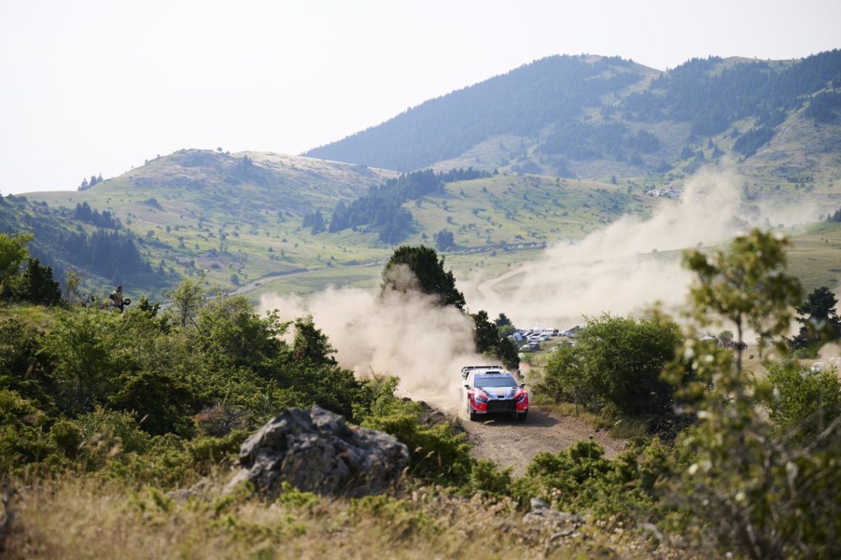 Tanak továbbra is szárnyal, riválisai problémával küzdenek az Akropolisz Rallyn