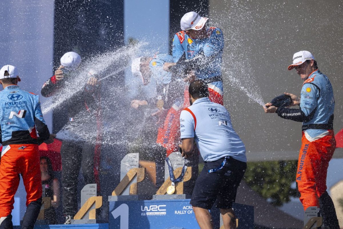 Az Akropolisz Rallyn nehéz körülmények között küzdő Tanak pazar hajrával érkezett a célba