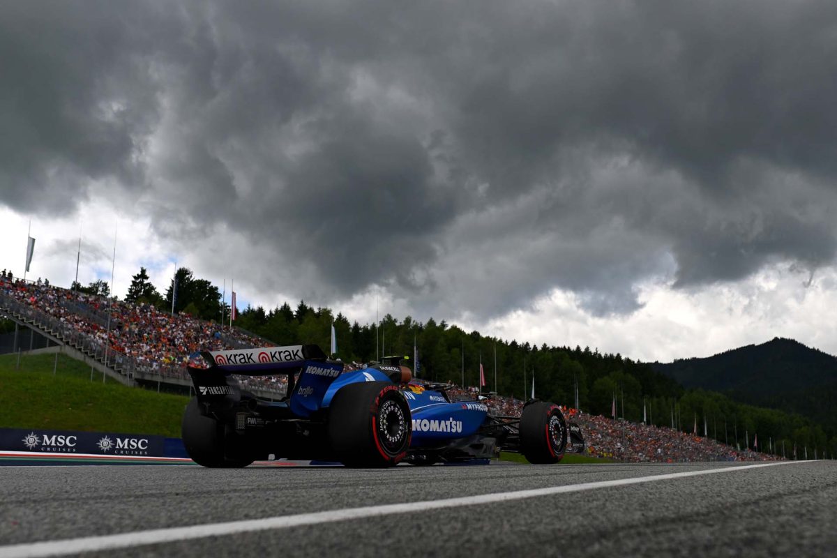 A Williams csapat szerelőinek kihívást jelentettek a sérült padlólemezek