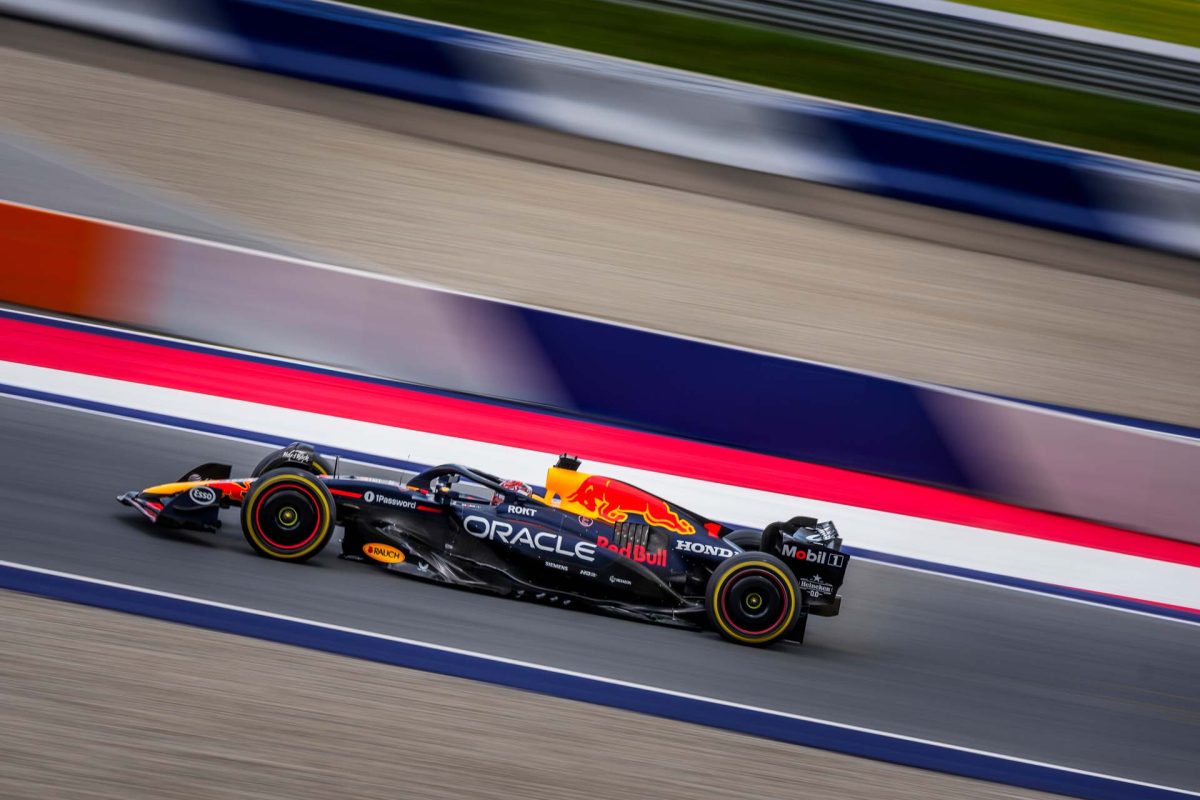 Verstappen kiállása – Csak hátrébb csúszik az élmezőnyben az F1Versenyen