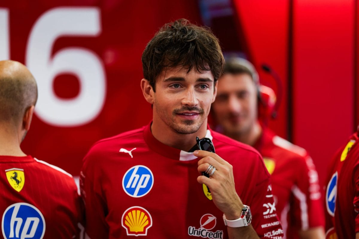 Leclerc kockázatos döntése és Hamilton véleménye az új szabályról a barcelonai verseny előtt