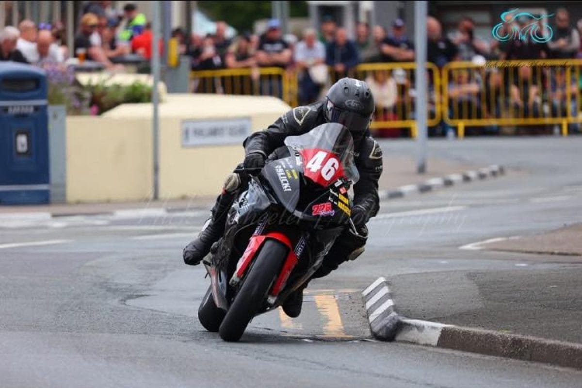 Rémisztő baleset Man-szigeti TT veteránja élete veszélyben a sirály által okozott súlyos sérülések miatt