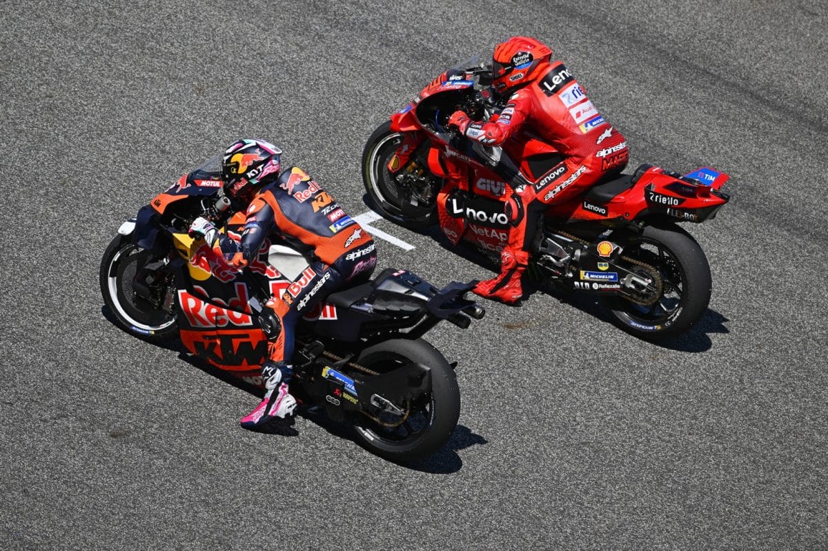 Mire lenne képes Acosta egy Ducatin? – a Márquez fivérek és Bagnaia válaszoltak