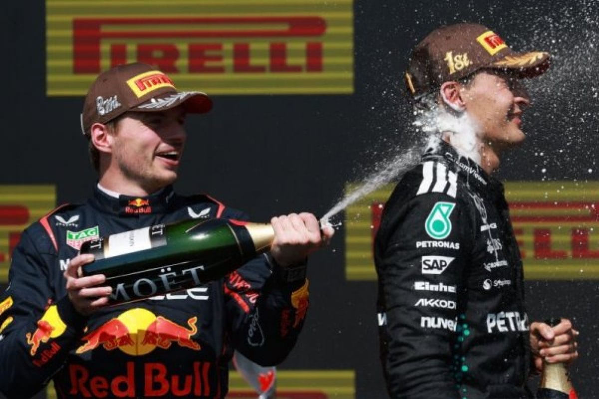 Verstappen vicces kihívása: Russellnek meztelen naptárat kellene készítenie