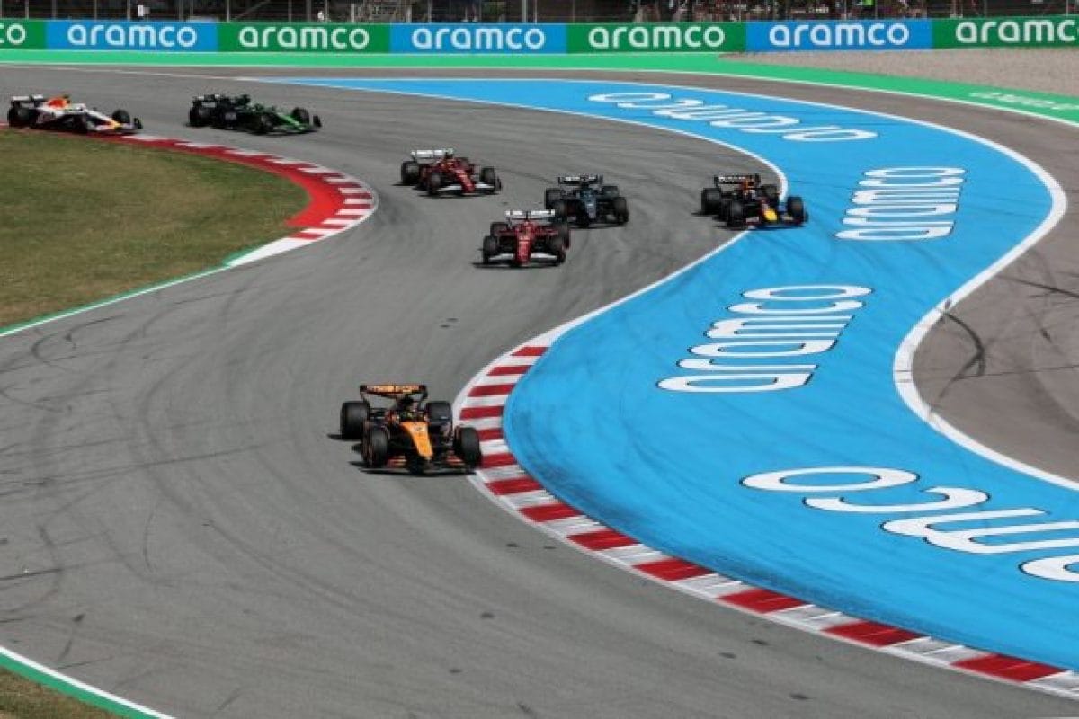 Azonosítatlan okok miatt: Miért kérték Russell Verstappen elengedését?