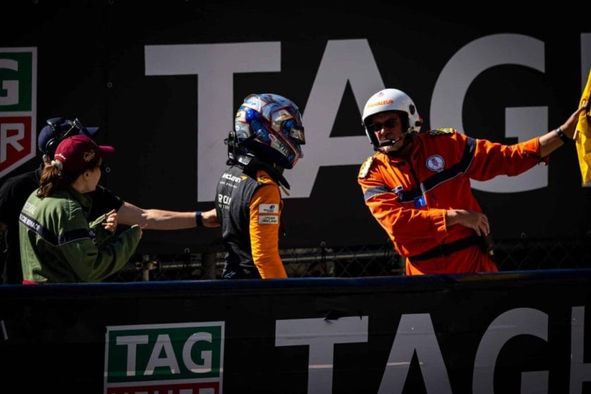 A McLaren fiatal pilótája könnyek között törölte a közösségi oldalakat