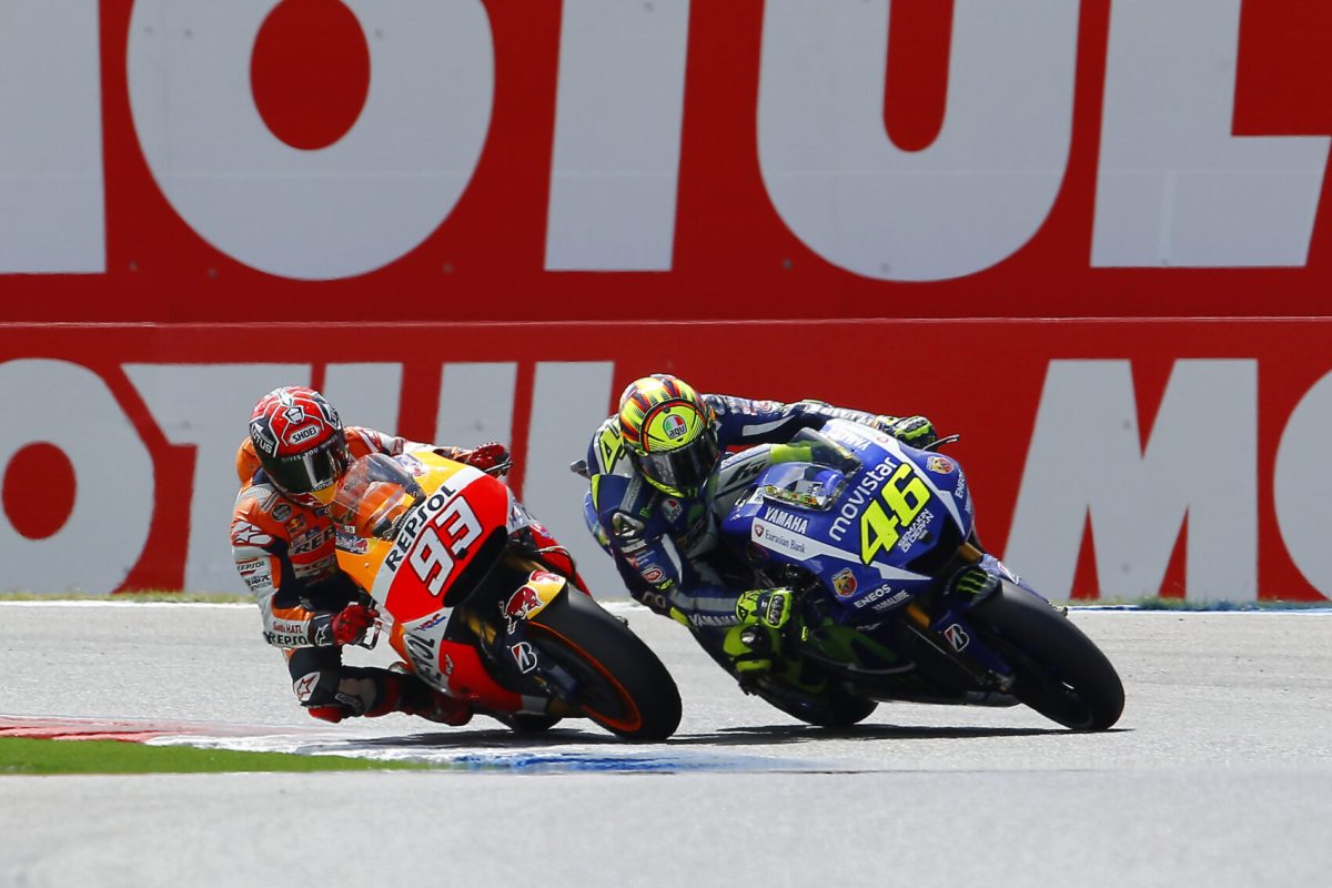A MotoGP történetének legbotrányosabb pillanata: Rossi kanyarlevágással múlta felül Marc Márquezt