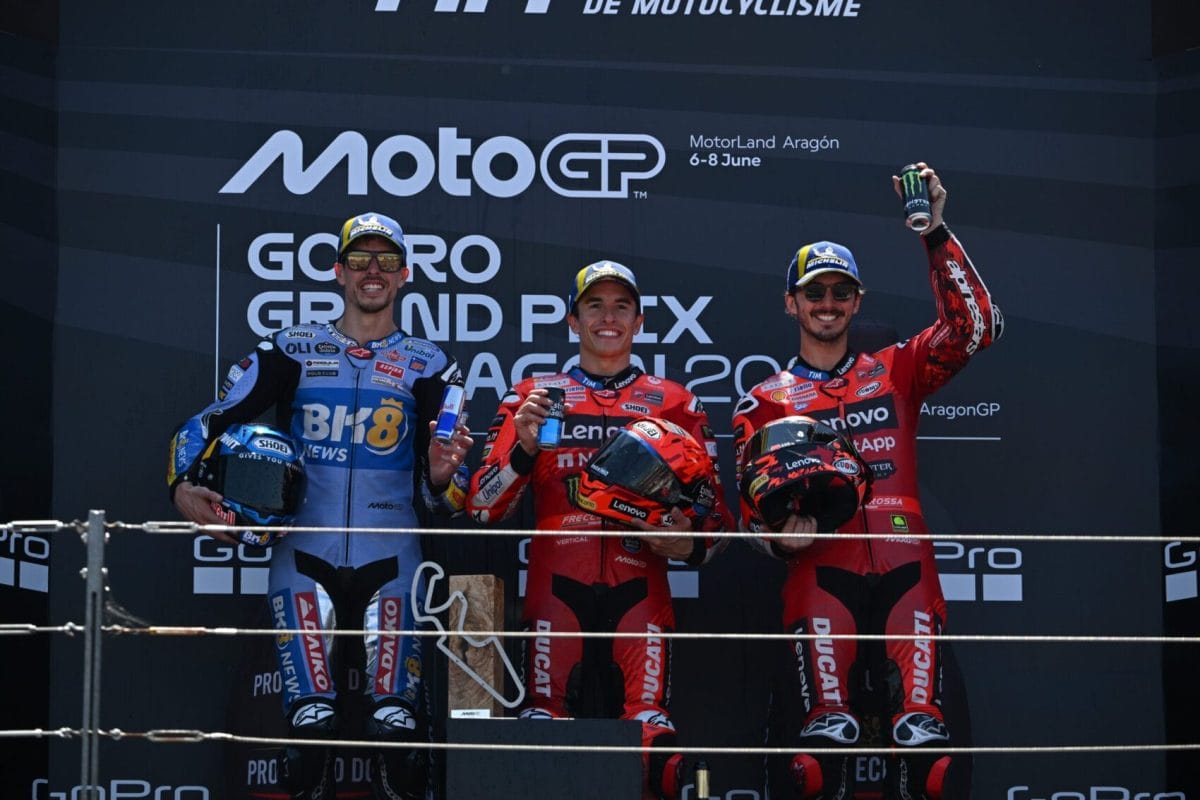 A két Márquez együtt vezényelte a közönséget, Bagnaia többet nyert egy szimpla dobogónál (videó)