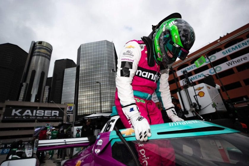 Az év meglepő üzlete: belepisilt a versenyautójába és szerződést kötött egy pelenkagyártóval