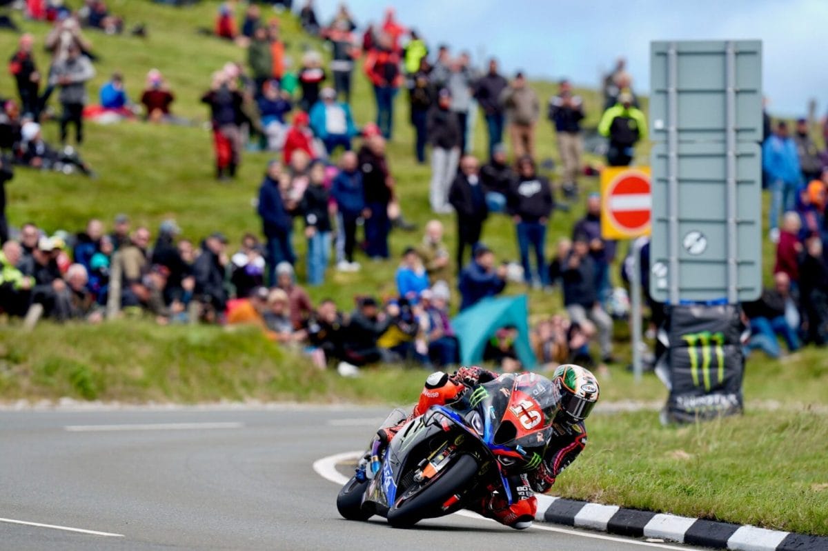 Baleset után kórházba került a Man-szigeti TT híres versenyzője