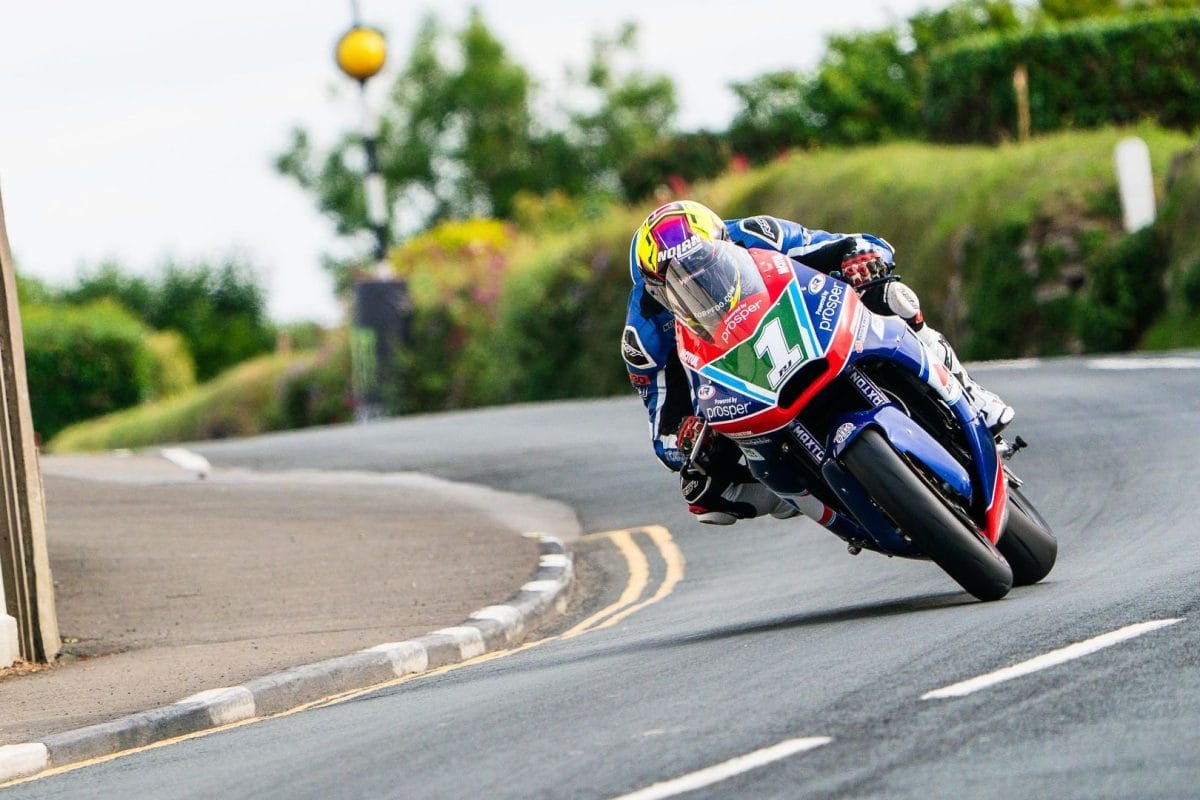 A MotoGP pilótái leírták: „Teljesen megbolondultak” – A Man-szigeti TT versenyzők összeszedettsége kételyeket vet fel