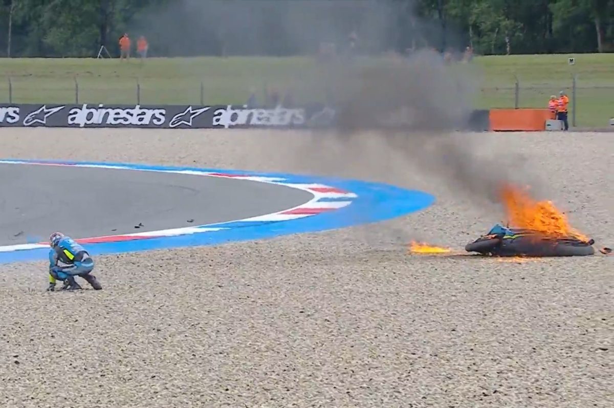 Egymásnak feszültek a lángok: MotoGP asseni edzését a motorégés szakította meg (videó)