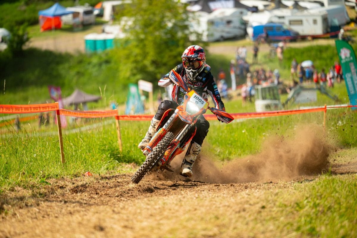 Kalandok a Lišovi pályán: Hirschmügl és Vágó versenyének megközelítése