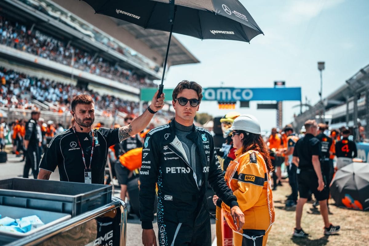 A népszerűség hajszolásában: Russell vonzóvá válik az új érdeklődő szemében