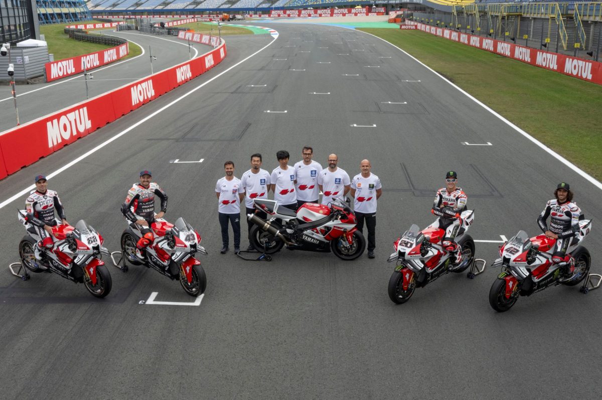 A Yamaha legendás megjelenéssel robbant be a Holland TT főfutamára (képek)