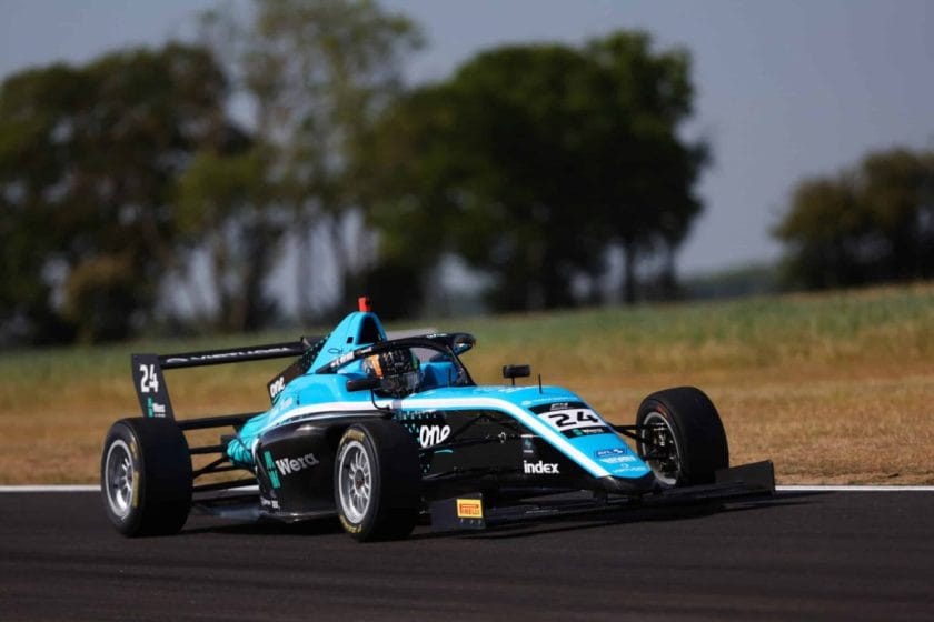 Molnár Martin történelmi győzelmet aratott a brit F4-ben