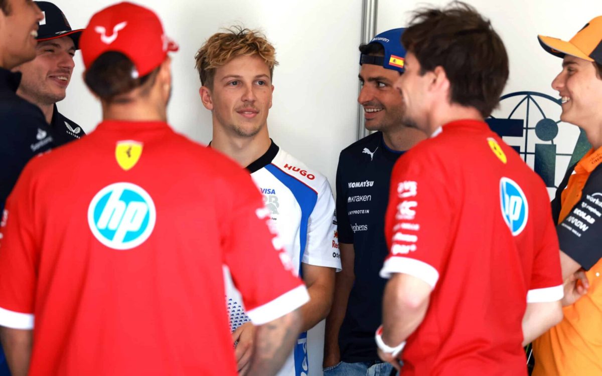 A „Zenei utánzásokból komikus paródkák: Az F1-es pilóták Rihanna-stílusban