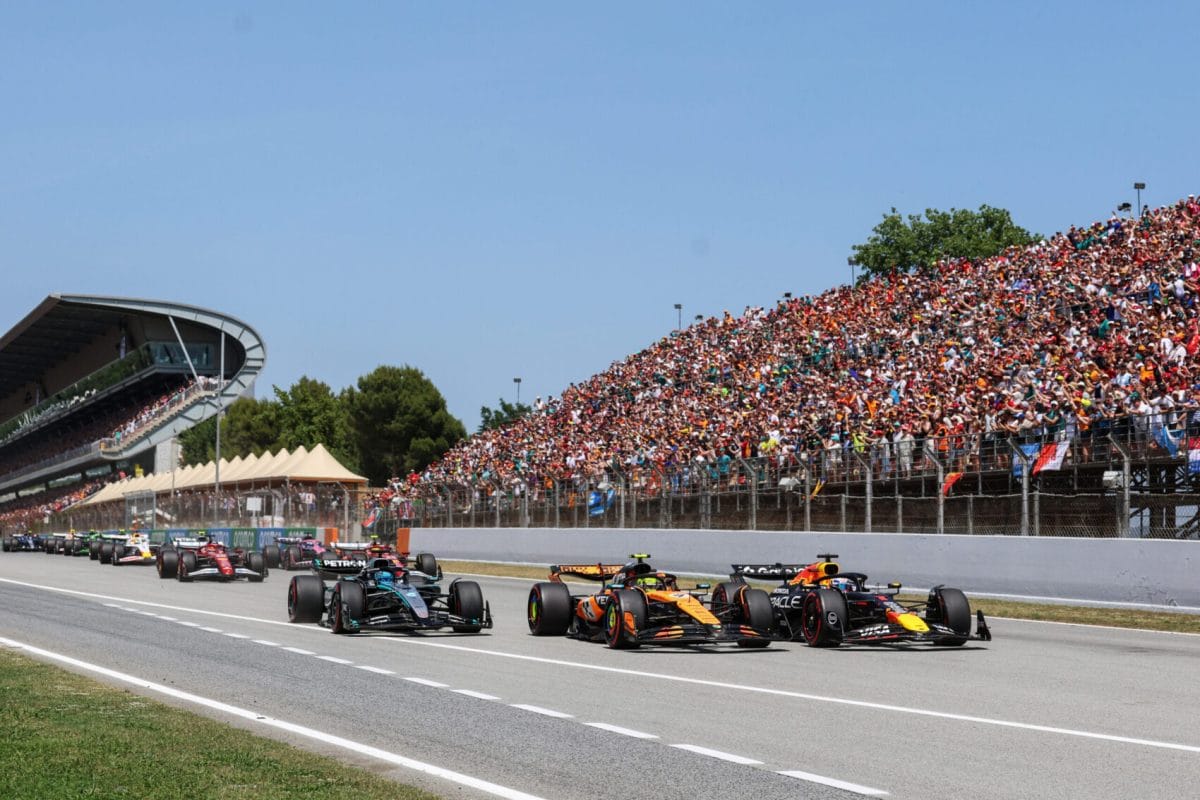 Verstappen a végén bukta el a dobogót, míg a McLaren simán nyert Barcelonában