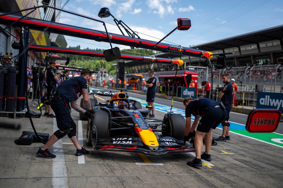 A „Verstappen elégedett új versenymérnökével, aki Räikkönenen edződött” cím határozott módon beszél arról, hogy a holland pilóta elégedett a választott szakemberrel és hangsúlyozza az edző értékét.