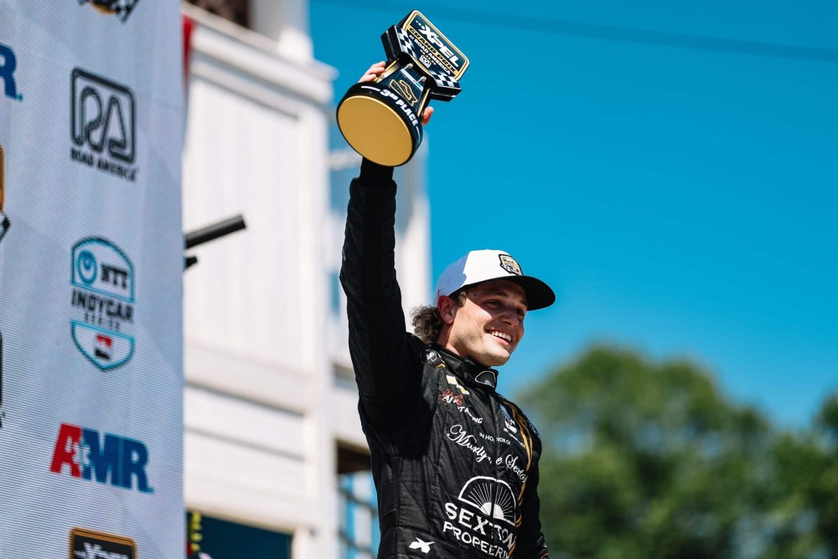 Az extrém lazulás csúcsa: a botrányos híresség sörözést kért a nézőtérről a dobogóról