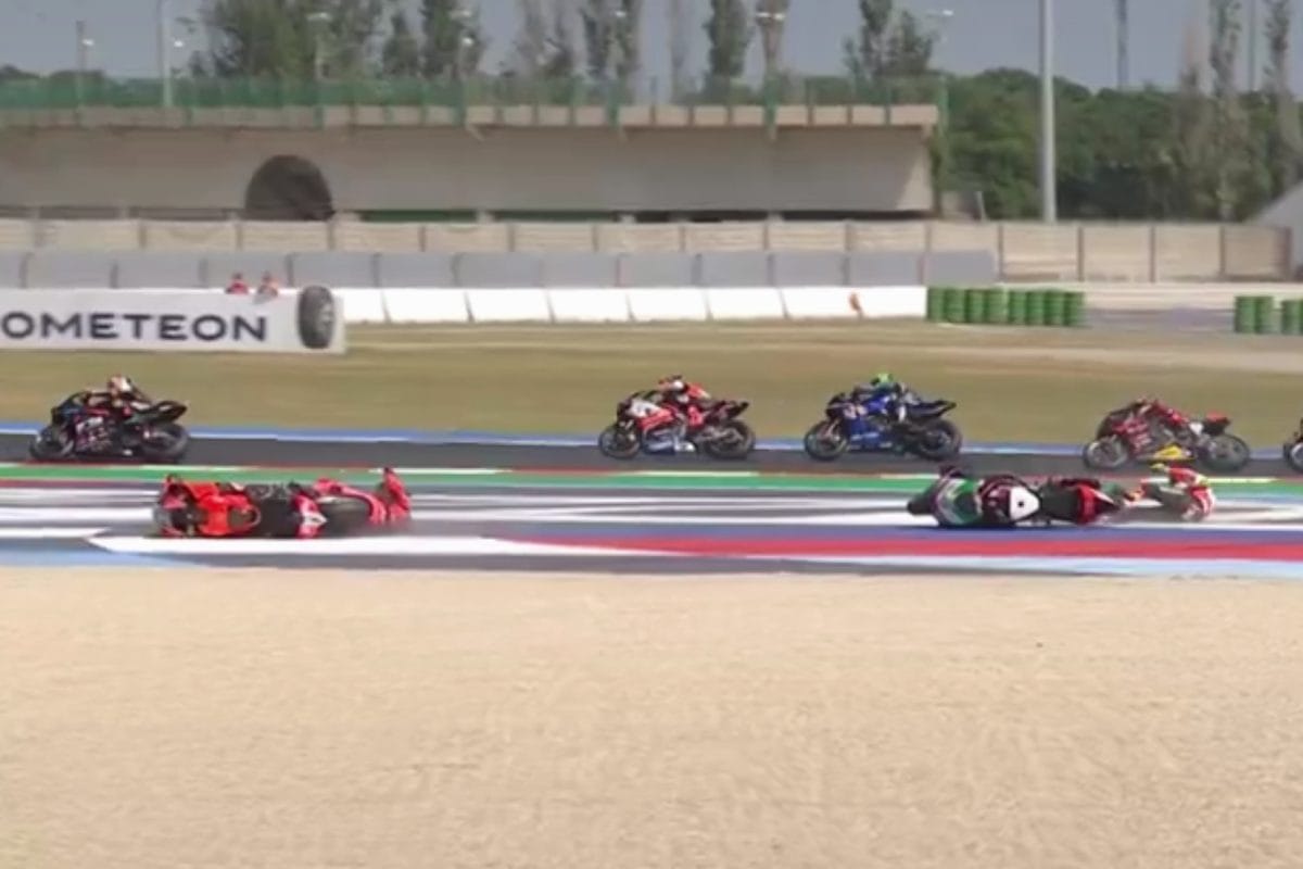 Hivatalos: Megbüntették Bassanit, miután kiütötte Bulegát a misanói Superpole futamon