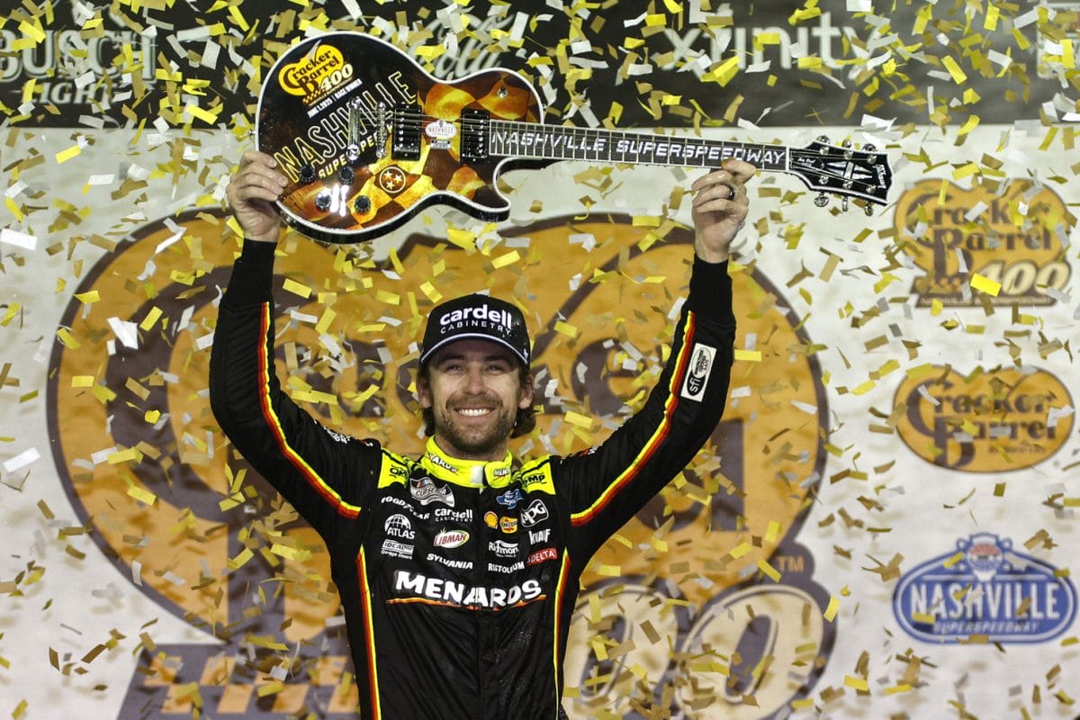 Az amerikai NASCAR világa egy új hőssel: Blaney diadalmaskodik Nashville-ben és átveszi a világ legmenőbb gitárját