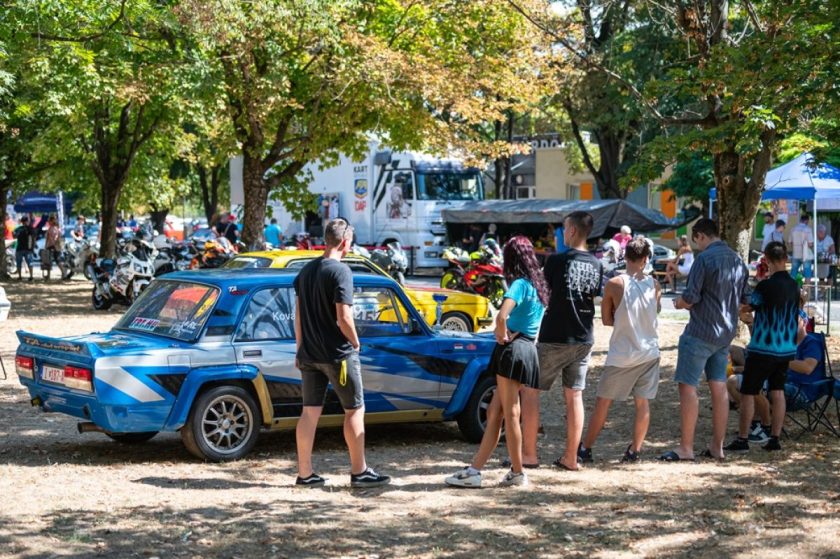 A „Hetedik Évfordulós Motorsport és Relikvia Kiállítás Márta János vezetésével