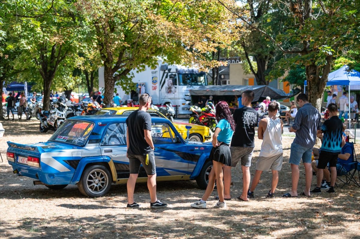 A „Hetedik Évfordulós Motorsport és Relikvia Kiállítás Márta János vezetésével