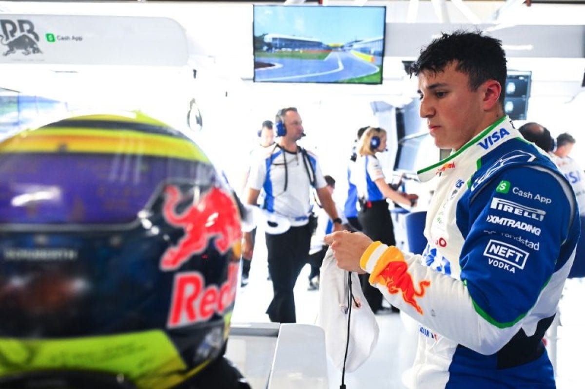 Hadjar büntetést kapott Sainz előzése miatt