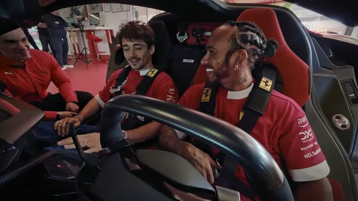 Ferraris gyermekjáték: Hamilton és Leclerc új autójával való próbálgatás