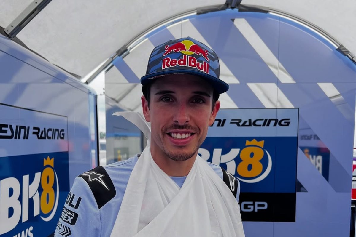 Az események súlyos hatását bemutató cím: „Álex Márquez és a Moto3-as tömegbukás: Acosta meglepő okból kórházba szállítva”.