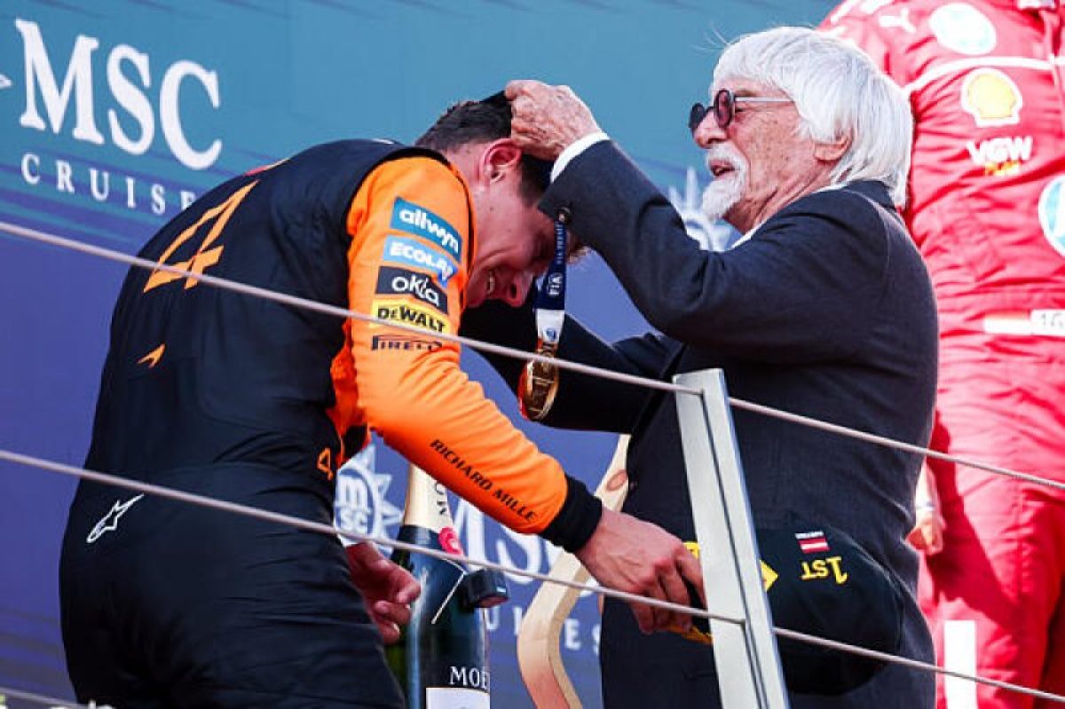 A történelem első: Ecclestone átadta az F1-es dobogós díjat