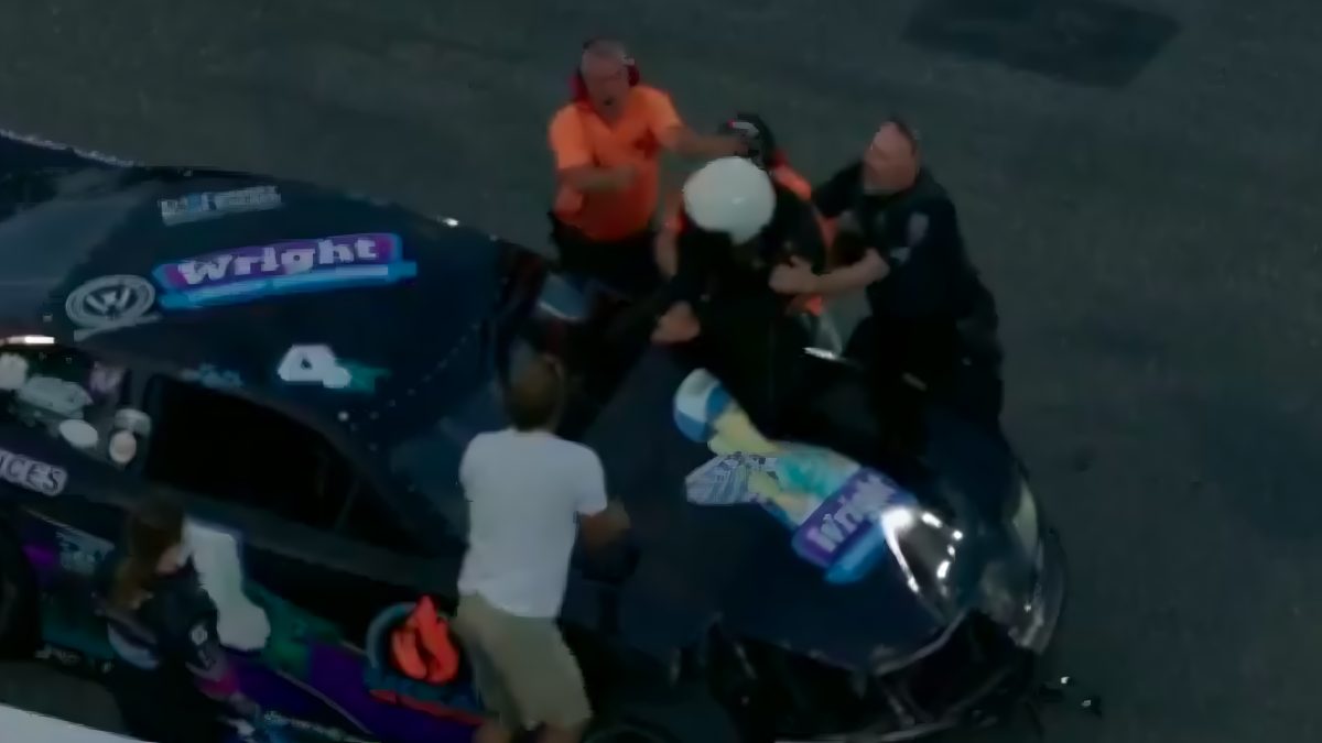 Kíméletlen támadás az aszfalton: Versenyző próbálja szétszedni rivális autóját a legendás pályán