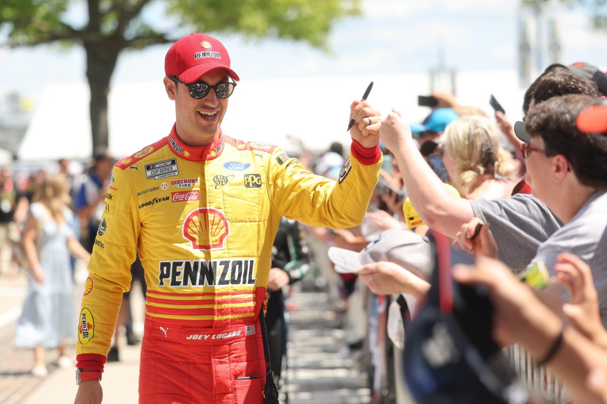 A NASCAR hősének járó elismerés: egymillió dollárt kapott Joey Logano a sport népszerűsítéséért